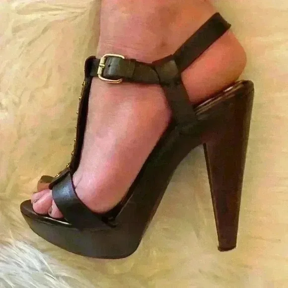 BURBERRY Leather Platform Sandals - 36.5